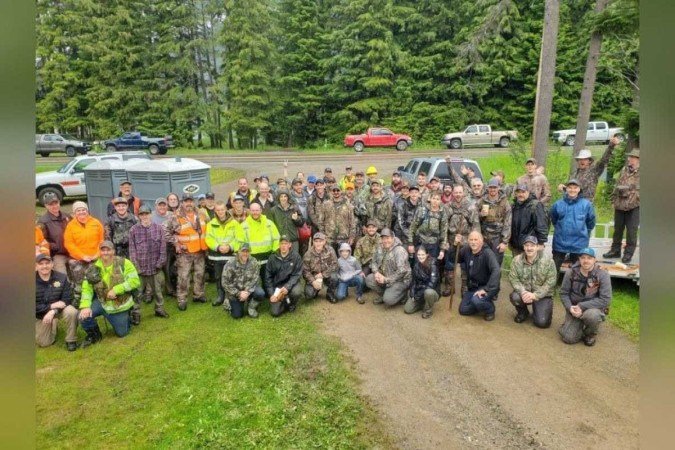 Equipe que resgatou Ryker Webb - (crédito: Reprodução/Facebook - Lincoln County Sheriff's Office - Montana) Equipe que resgatou Ryker Webb - (crédito: Reprodução/Facebook - Lincoln County Sheriff's Office - Montana)