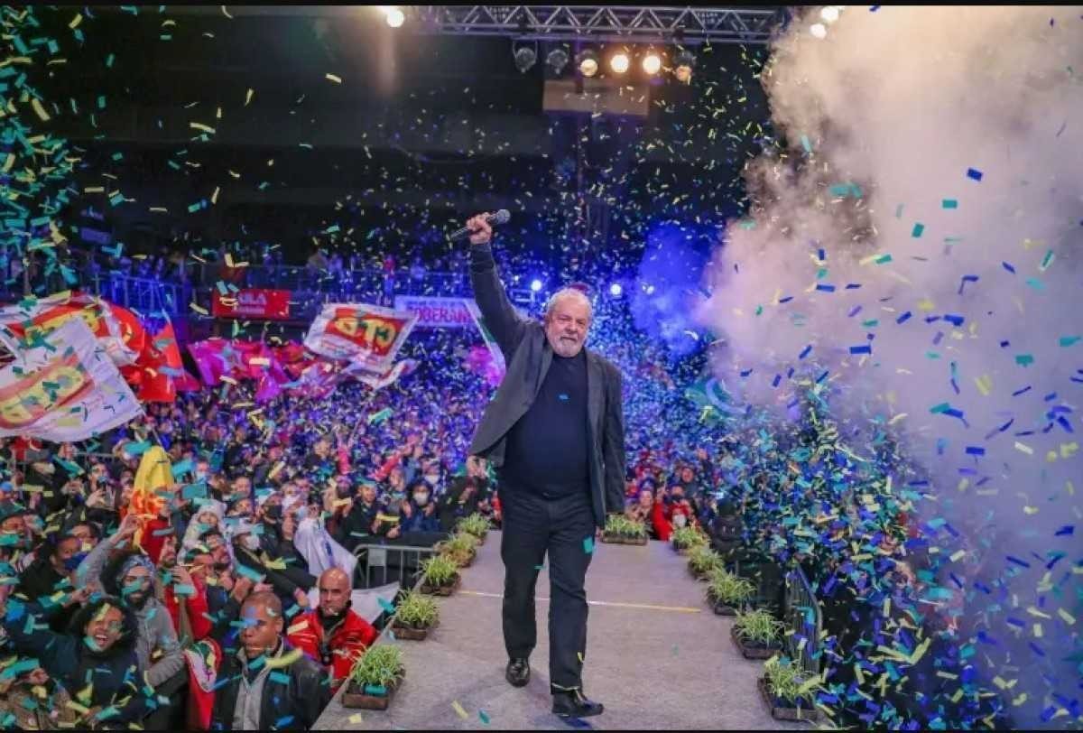 É falso post que afirma que Veja cortou mão de Lula em foto