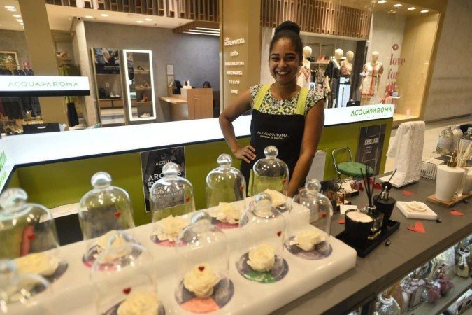 A vendedora Maria Eduarda espera alavancar as vendas no quiosque