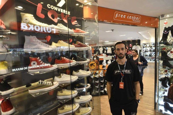  08/06/2022. Crédito: Minervino Júnior/CB/D.A Press. Brasil.  Brasilia - DF. Expectativa dde vendas do comércio para o Dia dos Namorados no Conjunto Nacional. Gabriel Tavares - sub gerente.