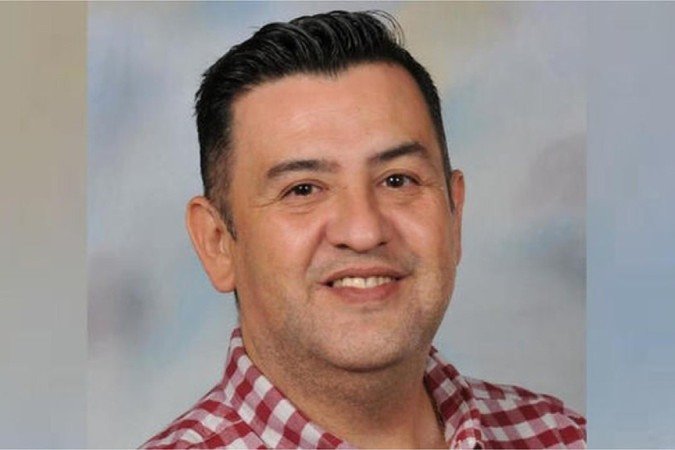 O professor Arnulfo Reyes ficou ferido e 11 alunos da turma dele morreram -  (crédito: CBS/ Robb Elementary)