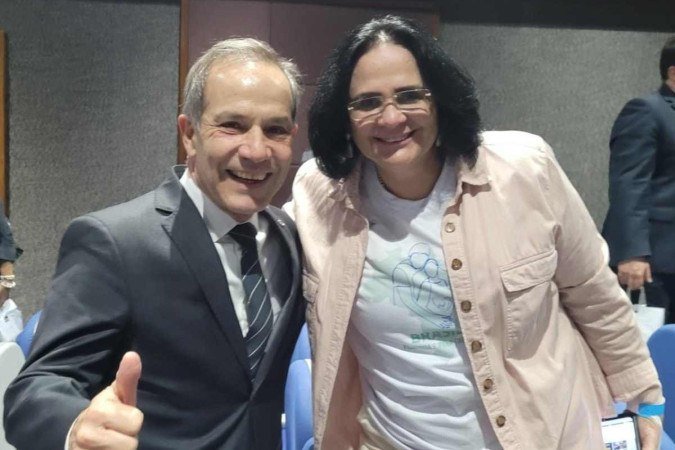 Descrição: Deputado General Peternelli (UB-SP) e a ex-ministra Damares Alves

Crédito: Twitter/Reprodução