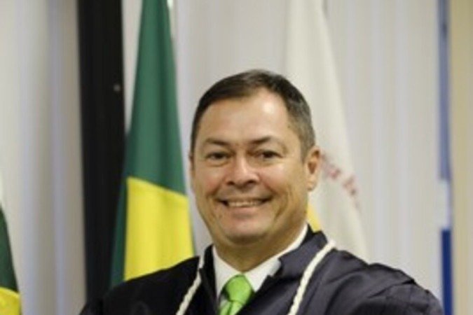 Descrição: o Juiz de Direito Substituto de 2º Grau Carlos Pires Soares Neto, foi eleito para ocupar o cargo de Desembargador da Justiça do Distrito Federal e Territórios.  


Crédito: Divulgação/TJDFT