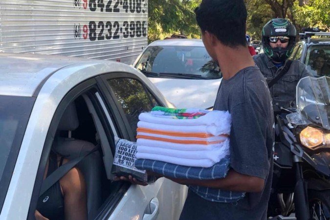 O adolescente NS, 17 anos, vende panos de chão e sacos de lixo na W3 Sul: sem tempo para diversão
