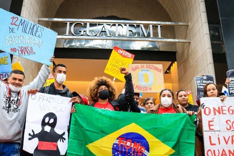 Manifestantes protestam contra a fome em shopping de luxo de São Paulo
