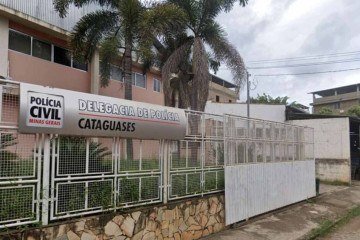 Perícia da Polícia Civil encontrou frascos com líquidos de coloração incomum, alimentos e instrumentos cortantes na residência do casal, onde ocorreu o crime -  (crédito: Google Street View / Reprodução)