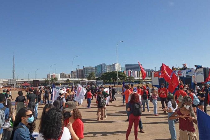 Notícia] Estudantes se manifestam contra a permanência do prof