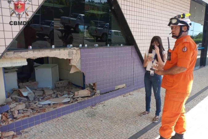 Carro invadiu parede de agência bancária - (crédito: CBM-DF/Divulgação) Carro invadiu parede de agência bancária - (crédito: CBM-DF/Divulgação)