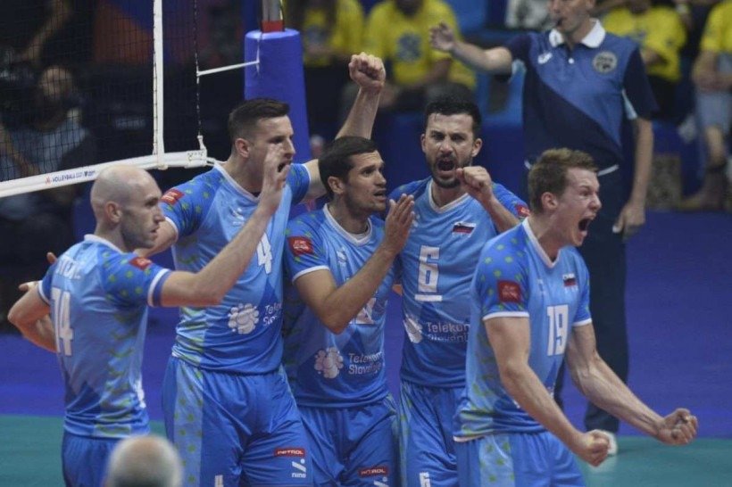 Jogadores da Eslovênia comemoram ponto no Nilson Nelson