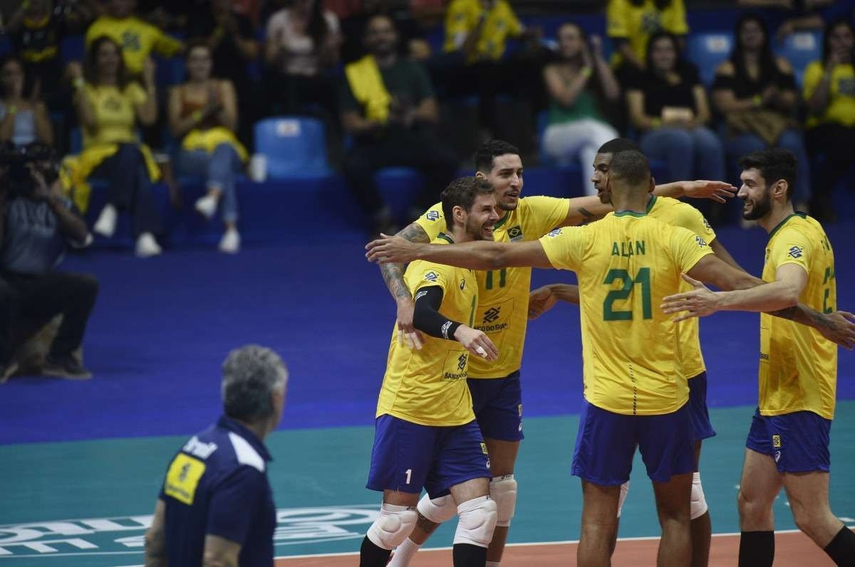 Alan se machuca em vitória da seleção de vôlei e lesão preocupa