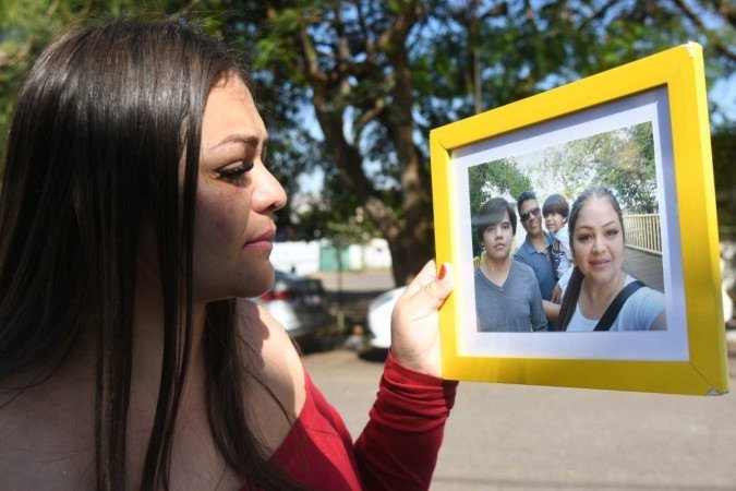  09/06/2022. Crédito: Ed Alves/CB/D.A Press. Brasil. Brasília - DF. Cidades. Arvore de mais de 20 metros caiu sobre um adolescente no Parque da Cidade. Na foto a mae Luciane Rodrigues - Pedro Michel. 