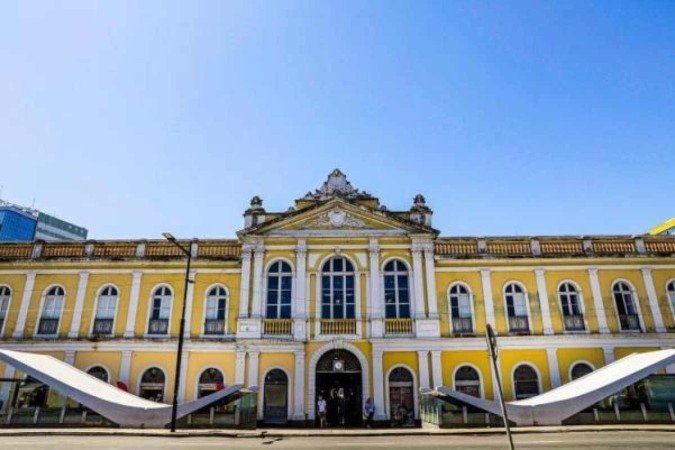 oto da entrada do Mercado Público de Porto Alegre, no Rio Grande do Sul, feita por Giulian Serafim, da Secretaria Municipal de Planejamento e Assuntos Estratégicos da Prefeitura de Porto Alegre. Disponível em: https://prefeitura.poa.br/smpae/noticias/pintura-externa-do-mercado-publico-iniciara-nesta-terca-feira.