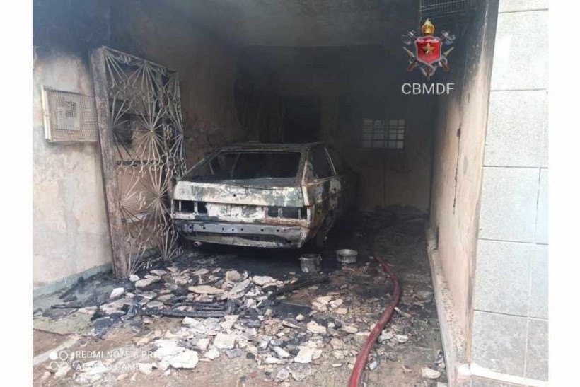 Homem ateia fogo em carro que estava em garagem da própria casa, no Gama
