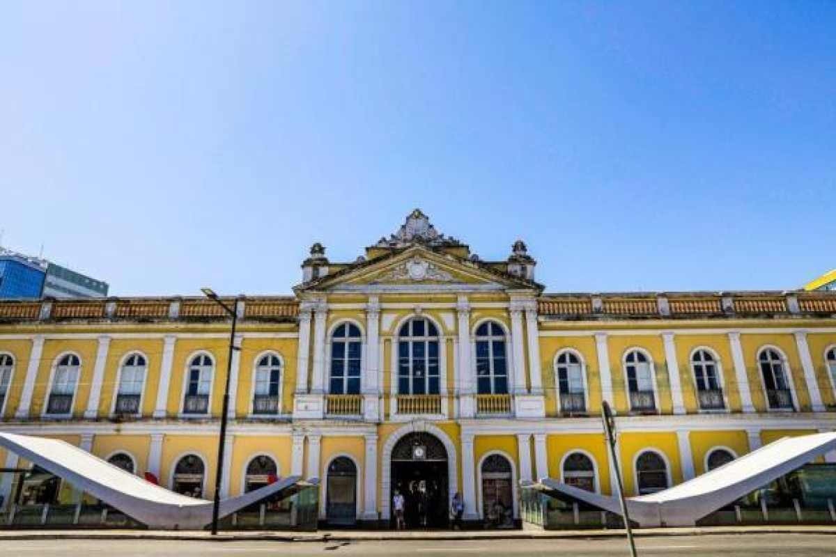 oto da entrada do Mercado Público de Porto Alegre, no Rio Grande do Sul, feita por Giulian Serafim, da Secretaria Municipal de Planejamento e Assuntos Estratégicos da Prefeitura de Porto Alegre. Disponível em: https://prefeitura.poa.br/smpae/noticias/pintura-externa-do-mercado-publico-iniciara-nesta-terca-feira.