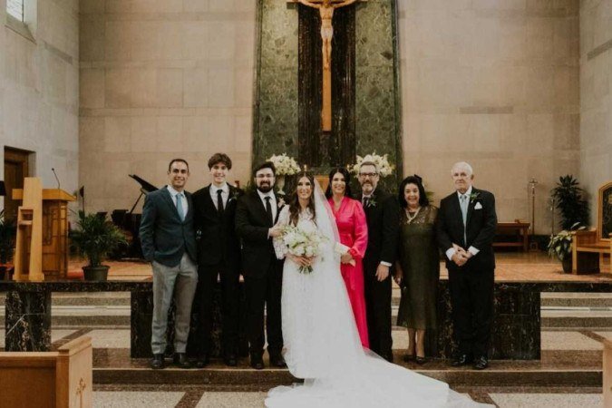 Noivos e familiares posam para a posteridade