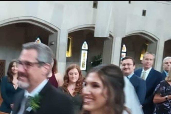 Levada ao altar pelo pai, Roberto Daniels