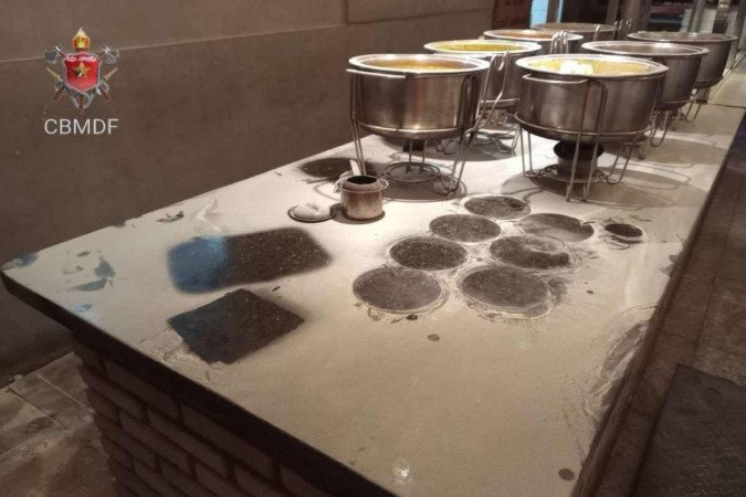 As chamas se espalharam até uma mesa que estava cerca de dois metros distante do foco. - (crédito: Divulgação/CBMDF) As chamas se espalharam até uma mesa que estava cerca de dois metros distante do foco. - (crédito: Divulgação/CBMDF)