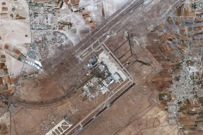 Aeroporto internacional de Damasco sofreu danos significativos que afetaram uma das pistas após bombardeio na sexta-feira (10/6) - (crédito: AFP) Aeroporto internacional de Damasco sofreu danos significativos que afetaram uma das pistas após bombardeio na sexta-feira (10/6) - (crédito: AFP)