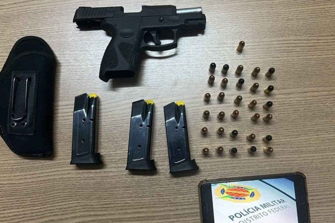 Motorista foi preso com uma pistola 9mm, três carregadores e 31 munições intactas - (crédito: PMDF/Divulgação) Motorista foi preso com uma pistola 9mm, três carregadores e 31 munições intactas - (crédito: PMDF/Divulgação)