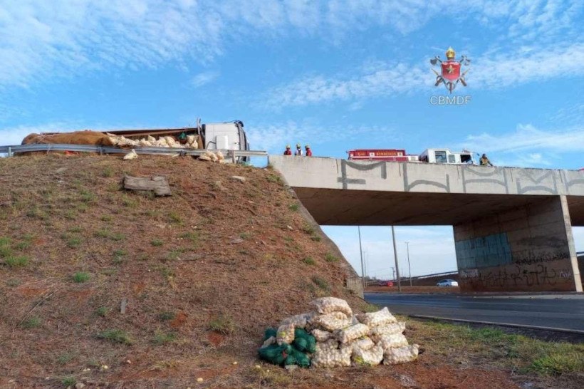 Caminhão carregado com batatas tomba em viaduto perto do Gama