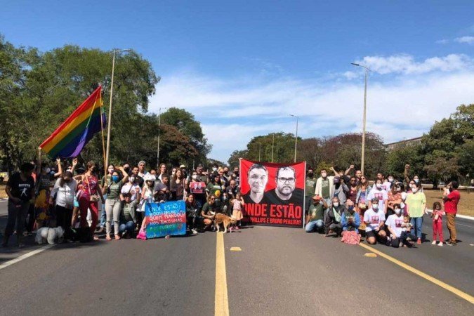 Protesto no Eixão, em Brasília, por respostas sobre o paradeiro de Dom Philips e Bruno Araújo - (crédito: Movimento Bem Viver/Divulgação) Protesto no Eixão, em Brasília, por respostas sobre o paradeiro de Dom Philips e Bruno Araújo - (crédito: Movimento Bem Viver/Divulgação)