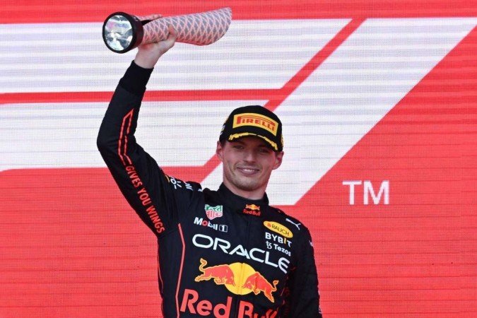 Red Bulls Dutch driver Max Verstappen celebrates with the trophy after winning the Formula One Azerbaijan Grand Prix at the Baku City Circuit in Baku on June 12, 2022. (Photo by NATALIA KOLESNIKOVA / AFP) - (crédito: NATALIA KOLESNIKOVA / AFP) Red Bulls Dutch driver Max Verstappen celebrates with the trophy after winning the Formula One Azerbaijan Grand Prix at the Baku City Circuit in Baku on June 12, 2022. (Photo by NATALIA KOLESNIKOVA / AFP) - (crédito: NATALIA KOLESNIKOVA / AFP)