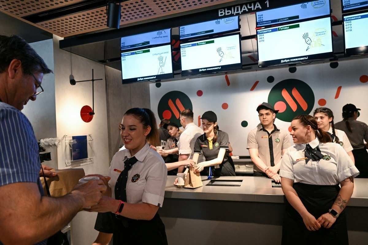 Vkousno i tochka: McDonald's reabre com novo nome em Moscou