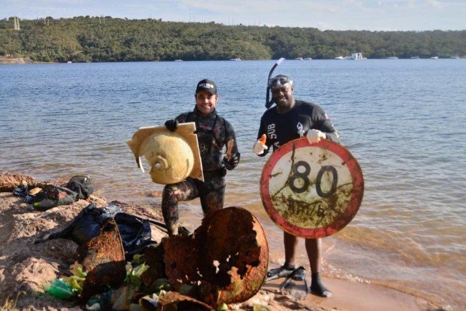  2022. Coluna Eixo Capital .  Mergulhadores ajudam na limpeza do Lago Paranoá.


      