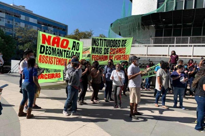 O ato teve início às 9h, na Asa Norte, contou com representantes de organizações e pais de assistidos - (crédito: Material cedido ao Correio ) O ato teve início às 9h, na Asa Norte, contou com representantes de organizações e pais de assistidos - (crédito: Material cedido ao Correio )