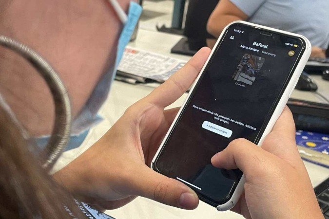 Assim como o Instagram e o Facebook, o aplicativo permite reagir nas publicações, mas ao invés de emojis, é o próprio usuário que tira a selfie da reação - (crédito: Arquivo Pessoal) Assim como o Instagram e o Facebook, o aplicativo permite reagir nas publicações, mas ao invés de emojis, é o próprio usuário que tira a selfie da reação - (crédito: Arquivo Pessoal)