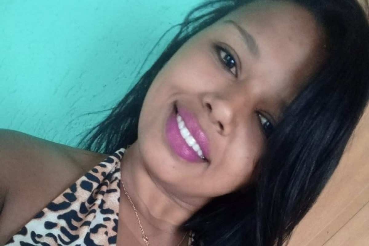 Homem mata namorada, tenta fugir, e mãe o entrega para a polícia no RJ