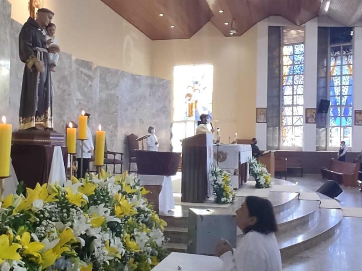 Devotos se reúnem para celebrar o Dia de Santo Antônio