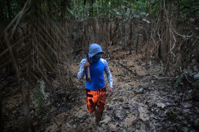 Indígena integrante da União dos Povos Indígenas do Vale do Javari (UNIVAJA), busca pistas que levem ao paradeiro do veterano correspondente Dom Phillips e do respeitado especialista indígena Bruno Pereira, no Vale do Javari, município de Atalaia do Norte, estado de Amazonas, Brasil, em 13 de junho de 2022. - Restos humanos foram encontrados na busca pelo jornalista britânico e especialista indígena brasileiro que desapareceu há uma semana no domingo nas profundezas da Amazônia após receber ameaças, confirmou o presidente do Brasil em 13 de junho.            