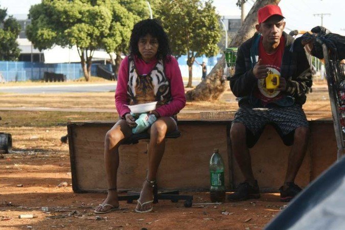  14/06/2022. Crédito: Ed Alves/CB/D.A Press. Brasil. Brasília - DF. Cidades. Pesquisa da Codeplan - Moradores em situação de Rua. Na foto Roberto Gomes e Cassia Rodrigues. 