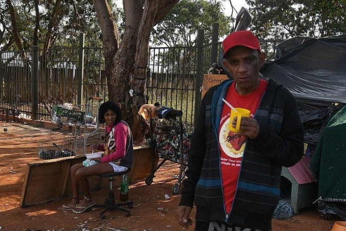  14/06/2022. Crédito: Ed Alves/CB/D.A Press. Brasil. Brasília - DF. Cidades. Pesquisa da Codeplan - Moradores em situação de Rua. Na foto Roberto Gomes e Cassia Rodrigues. 