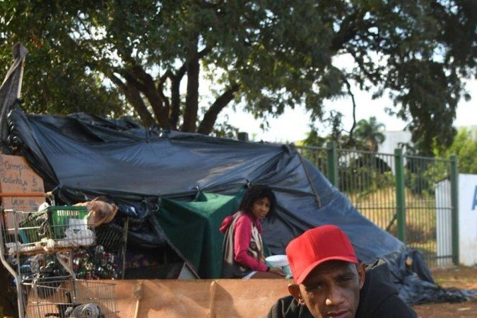 14/06/2022. Crédito: Ed Alves/CB/D.A Press. Brasil. Brasília - DF. Cidades. Pesquisa da Codeplan - Moradores em situação de Rua. Na foto Roberto Gomes e Cassia Rodrigues. 