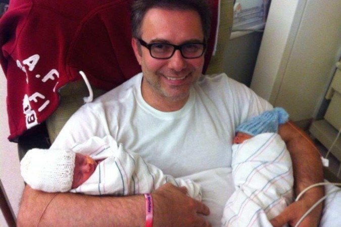 Marco Antônio segurando os gêmeos