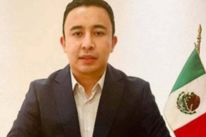 O homem foi encurralado por uma multidão de cerca de 200 pessoas, foi espancado e teve gasolina jogada em seu corpo - (crédito: Reprodução/Facebook) O homem foi encurralado por uma multidão de cerca de 200 pessoas, foi espancado e teve gasolina jogada em seu corpo - (crédito: Reprodução/Facebook)