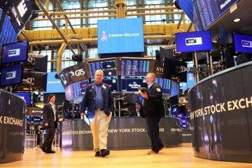 Bolsa de Nova York operou no azul na quinta-feira e fechou com uma alta de 0,14%, enquanto no Brasil, o ibovespa registrou queda de 0,1% - (crédito: Michael M. Santiago / GETTY IMAGES NORTH AMERICA / Getty Images via AFP) Bolsa de Nova York operou no azul na quinta-feira e fechou com uma alta de 0,14%, enquanto no Brasil, o ibovespa registrou queda de 0,1% - (crédito: Michael M. Santiago / GETTY IMAGES NORTH AMERICA / Getty Images via AFP)