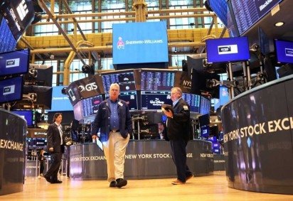 Bolsa de Nova York operou no azul na quinta-feira e fechou com uma alta de 0,14%, enquanto no Brasil, o ibovespa registrou queda de 0,1%   -  (crédito: Michael M. Santiago / GETTY IMAGES NORTH AMERICA / Getty Images via AFP) -Bolsa de Nova York operou no azul na quinta-feira e fechou com uma alta de 0,14%, enquanto no Brasil, o ibovespa registrou queda de 0,1%   -  (crédito: Michael M. Santiago / GETTY IMAGES NORTH AMERICA / Getty Images via AFP)