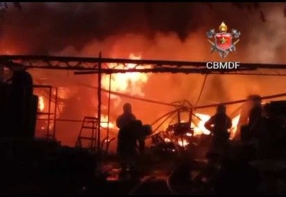 Incêndio teria começado em uma vegetação, segundo o CBMDF. -  (crédito: Divulgação/CBMDF)