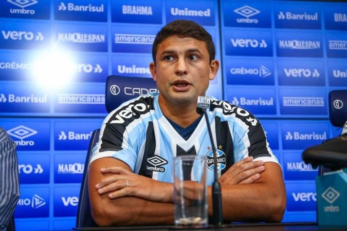Elkeson já iniciou a fisioterapia e terá Elkeson já iniciou a fisioterapia e terá