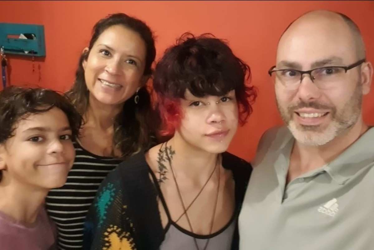 Azra Blum com os pais, Adiane Martins e Avram Blum: apoio incondicional da família