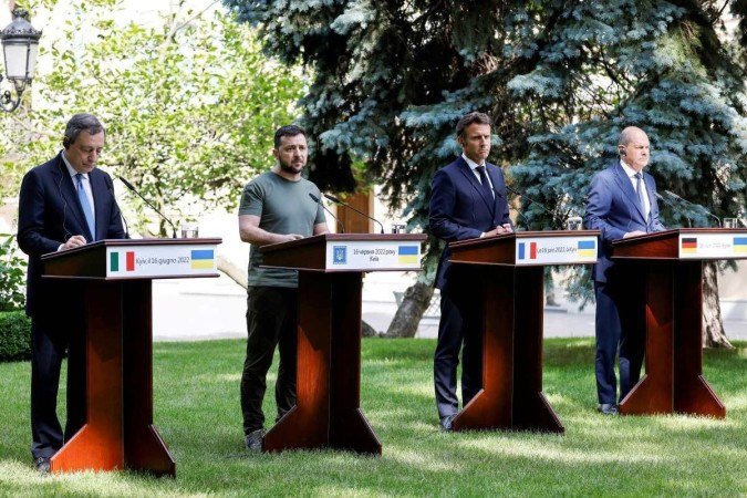 Volodymyr Zelensky (de camiseta) com os convidados: processo para a aprovação da candidatura pode durar anos, segundo especialistas