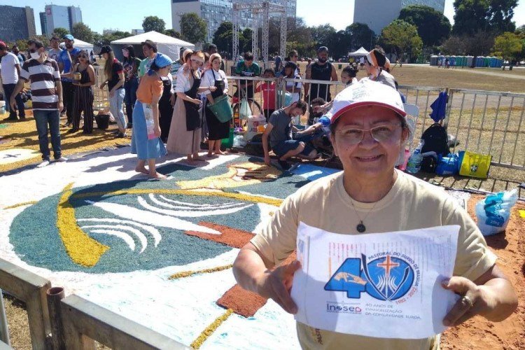 Esmeralda Castro, intérprete de libras da Pastoral do Surdo de Brasília, coordenadora grupo na confecção do tapete na festa de Corpus Christi