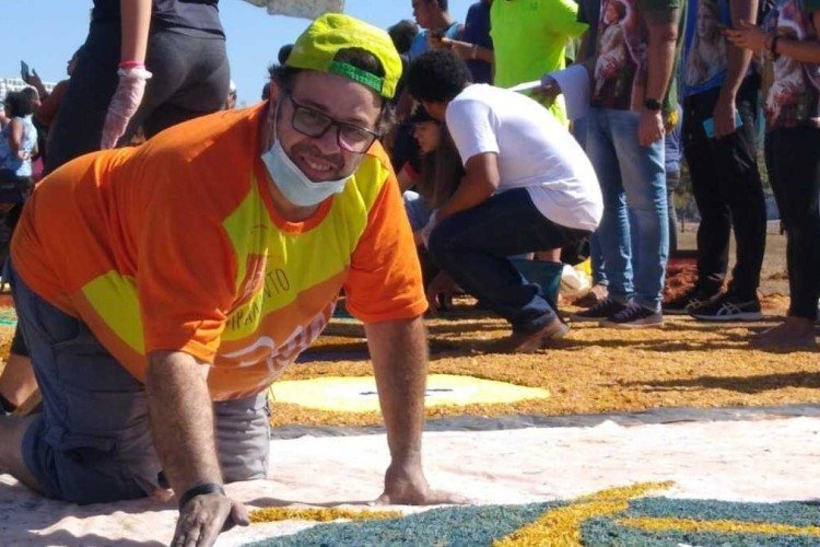 Morador de Águas Claras, o digitalizador Elevânio Marcos da Silva Souza, 45, ajuda na confecção dos tapetes desde 1997