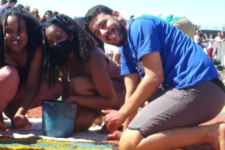 Coordenador da Paróquia São José, do Lúcio Costa, Victor Theodoro, 21, estudante de matemática, faz desenho em tapete na festa de Corpus Christi