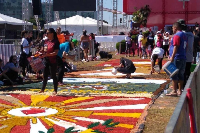 Festa de Corpus Christi retorna à Esplanada com tapete de 130 metros