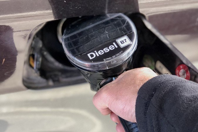 Escassez de óleo diesel, destilado do petróleo bruto, fez com que seu preço disparasse para níveis recordes e ameaça desacelerar diferentes setores da economia, desde indústria e transporte de carga até agricultura
 -  (crédito:  Getty Images)