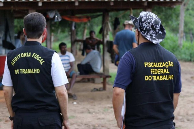 De acordo com integrantes das equipes que enfrentam a escravidão, o trabalho aviltante é uma das faces da profunda desigualdade brasileira -  (crédito: Secretaria de Inspeção do Trabalho/Reprodução)